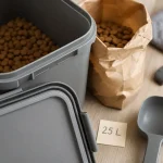 Conteneur à croquettes chien 25 L hermétique, ouvert avec pelle et doseur