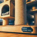 arbre à chat pour gros chat XXL, base lestée et plateformes larges près du mur