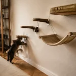 Arbre a chat mural vertical dans un salon, chat sur plateforme