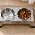 Gamelle surélevée chien inox sur tapis antidérapant